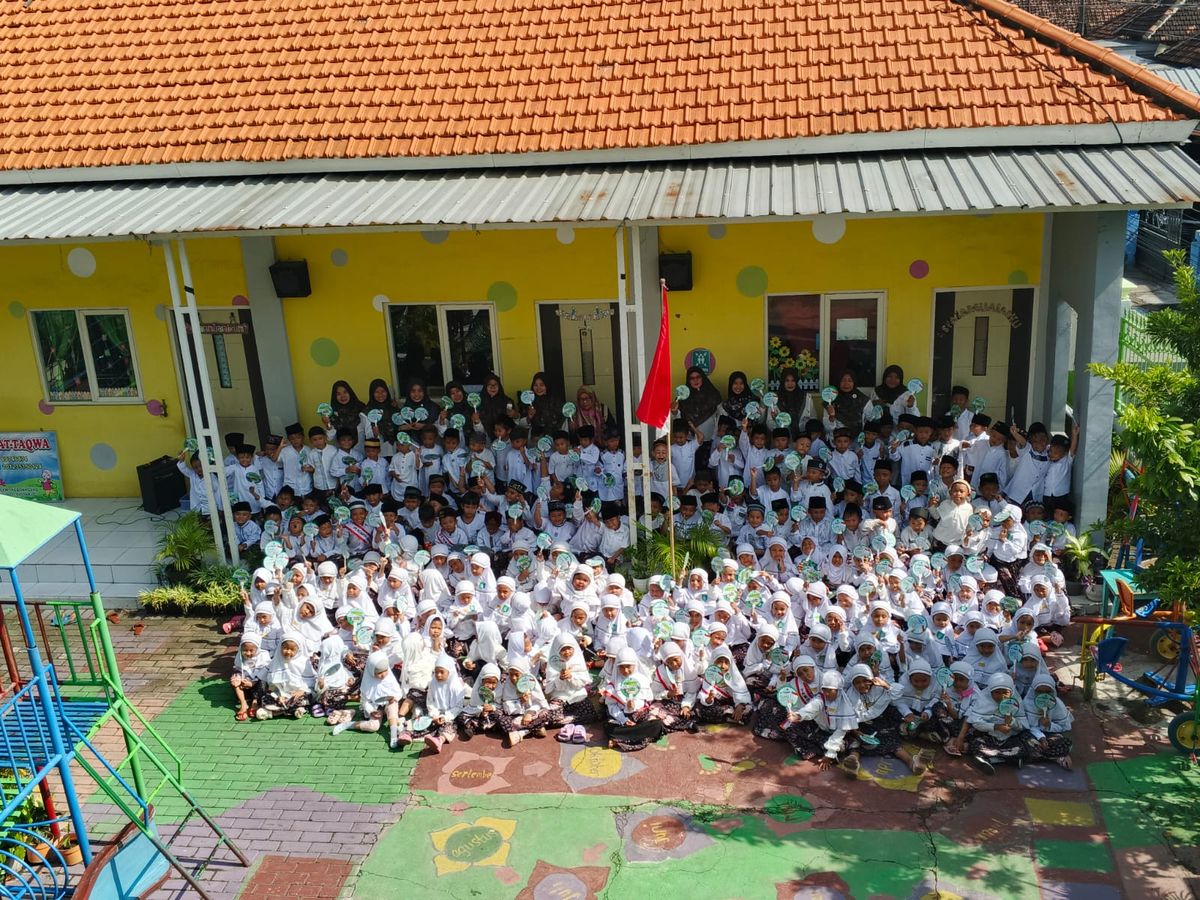 Seluruh siswa RA At-Taqwa